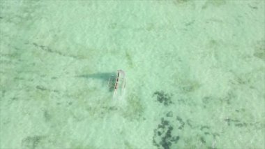 Bu video 8K çözünürlükte Zanzibar açıklarında okyanustaki tekneleri gösteriyor.