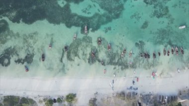 Bu video 8K çözünürlükte Zanzibar açıklarında okyanustaki tekneleri gösteriyor.