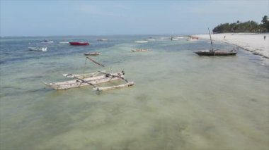Bu video 8K çözünürlükte Zanzibar açıklarında okyanustaki tekneleri gösteriyor.