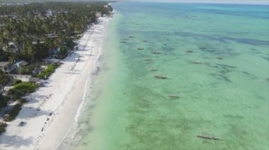 Bu video 8K çözünürlükte Zanzibar açıklarında okyanustaki tekneleri gösteriyor.