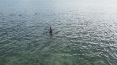 Bu video 8K çözünürlükte Zanzibar açıklarında okyanustaki tekneleri gösteriyor.