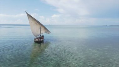 Bu video 8K çözünürlükte Zanzibar açıklarında okyanustaki tekneleri gösteriyor.