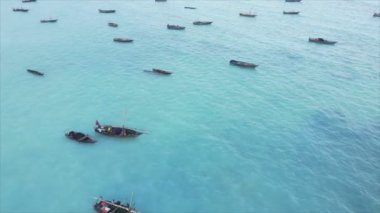 Bu video 8K çözünürlükte Zanzibar açıklarında okyanustaki tekneleri gösteriyor.