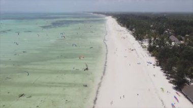 Bu stok videosu 8K çözünürlükte Tanzanya 'nın Zanzibar kıyısında uçurtmayı gösteriyor.