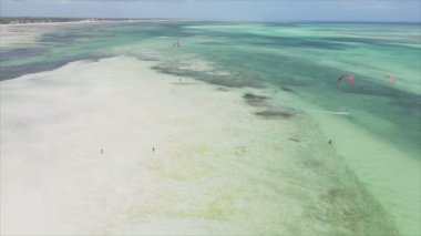 Bu stok videosu 8K çözünürlükte Tanzanya 'nın Zanzibar kıyısında uçurtmayı gösteriyor.