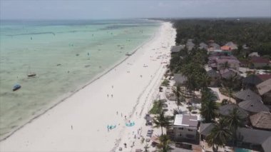 Bu stok videosu 8K çözünürlükte Tanzanya 'nın Zanzibar kıyısında uçurtmayı gösteriyor.