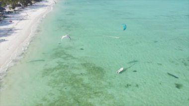 Bu stok videosu 8K çözünürlükte Tanzanya 'nın Zanzibar kıyısında uçurtmayı gösteriyor.
