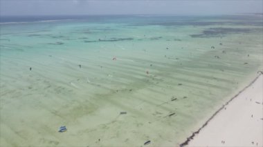 Bu stok videosu 8K çözünürlükte Tanzanya 'nın Zanzibar kıyısında uçurtmayı gösteriyor.