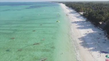Bu stok videosu 8K çözünürlükte Tanzanya 'nın Zanzibar kıyısında uçurtmayı gösteriyor.