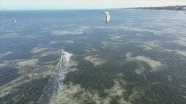 Bu stok videosu 8K çözünürlükte Tanzanya 'nın Zanzibar kıyısında uçurtmayı gösteriyor.