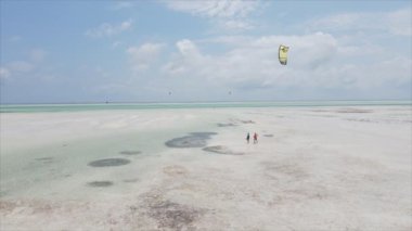 Bu stok videosu 8K çözünürlükte Tanzanya 'nın Zanzibar kıyısında uçurtmayı gösteriyor.