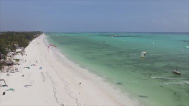 Bu stok videosu 8K çözünürlükte Tanzanya 'nın Zanzibar kıyısında uçurtmayı gösteriyor.