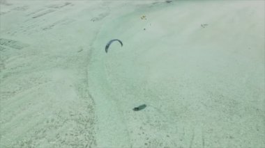 Bu stok videosu 8K çözünürlükte Tanzanya 'nın Zanzibar kıyısında uçurtmayı gösteriyor.