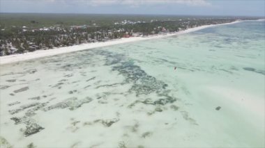Bu stok videosu 8K çözünürlükte Tanzanya, Zanzibar açıklarındaki okyanusta alçak gelgitin havadan görüntüsünü gösteriyor.