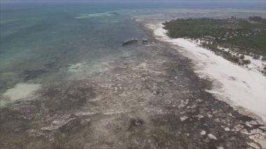 Bu stok videosu 8K çözünürlükte Tanzanya, Zanzibar açıklarındaki okyanusta alçak gelgitin havadan görüntüsünü gösteriyor.