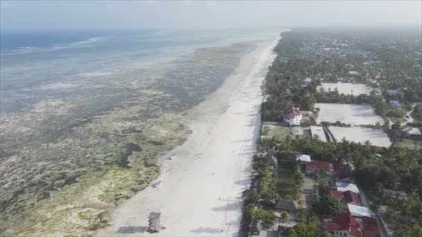 Este Vídeo Mostra Visão Aérea Maré Baixa Oceano Largo Costa — Vídeo de Stock