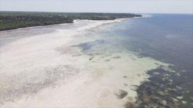 Bu stok videosu 8K çözünürlükte Tanzanya, Zanzibar açıklarındaki okyanusta alçak gelgitin havadan görüntüsünü gösteriyor.