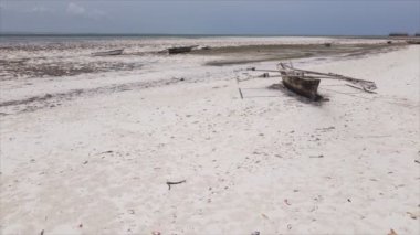 Bu stok videosu 8K çözünürlükte Tanzanya, Zanzibar açıklarındaki okyanusta alçak gelgitin havadan görüntüsünü gösteriyor.