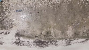 Bu stok videosu 8K çözünürlükte Zanzibar açıklarında okyanusta alçak gelgitin havadan görüntüsünü gösteriyor.