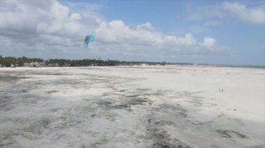 Bu stok videosu 8K çözünürlükte Tanzanya, Zanzibar açıklarındaki okyanusta alçak gelgitin havadan görüntüsünü gösteriyor.