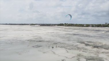 Bu stok videosu 8K çözünürlükte Tanzanya, Zanzibar açıklarındaki okyanusta alçak gelgitin havadan görüntüsünü gösteriyor.