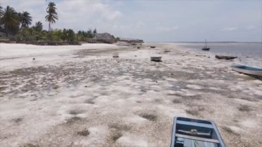 Bu stok videosu 8K çözünürlükte Zanzibar açıklarında okyanusta alçak gelgitin havadan görüntüsünü gösteriyor.