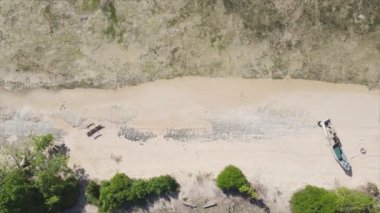 Bu stok videosu 8K çözünürlükte Tanzanya, Zanzibar açıklarındaki okyanusta alçak gelgitin havadan görüntüsünü gösteriyor.