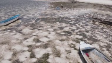 Bu stok videosu 8K çözünürlükte Tanzanya, Zanzibar açıklarındaki okyanusta alçak gelgitin havadan görüntüsünü gösteriyor.