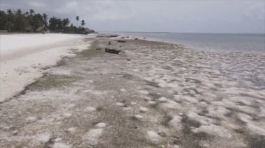Bu stok videosu 8K çözünürlükte Tanzanya, Zanzibar açıklarındaki okyanusta alçak gelgitin havadan görüntüsünü gösteriyor.