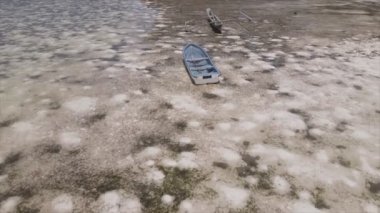 Bu stok videosu 8K çözünürlükte Tanzanya, Zanzibar açıklarındaki okyanusta alçak gelgitin havadan görüntüsünü gösteriyor.