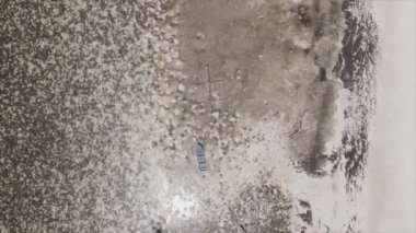 Bu stok videosu 8K çözünürlükte Zanzibar açıklarında okyanusta alçak gelgitin havadan görüntüsünü gösteriyor.