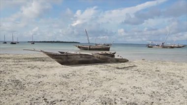Bu stok videosu 8K çözünürlükte Tanzanya, Zanzibar açıklarındaki okyanusta alçak gelgitin havadan görüntüsünü gösteriyor.