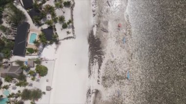 Bu stok videosu 8K çözünürlükte Tanzanya, Zanzibar açıklarındaki okyanusta alçak gelgitin havadan görüntüsünü gösteriyor.