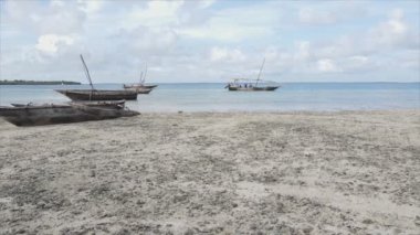 Bu stok videosu 8K çözünürlükte Tanzanya, Zanzibar açıklarındaki okyanusta alçak gelgitin havadan görüntüsünü gösteriyor.