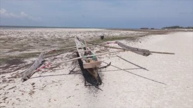 Bu stok videosu 8K çözünürlükte Tanzanya, Zanzibar açıklarındaki okyanusta alçak gelgitin havadan görüntüsünü gösteriyor.