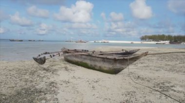 Bu stok videosu 8K çözünürlükte Tanzanya, Zanzibar açıklarındaki okyanusta alçak gelgitin havadan görüntüsünü gösteriyor.