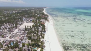 Bu stok videosu 8K çözünürlükte Tanzanya, Zanzibar açıklarındaki okyanusta alçak gelgitin havadan görüntüsünü gösteriyor.