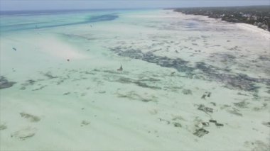 Bu stok videosu 8K çözünürlükte Tanzanya, Zanzibar açıklarındaki okyanusta alçak gelgitin havadan görüntüsünü gösteriyor.