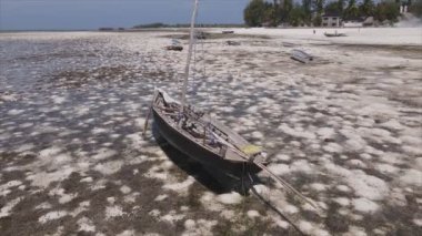 Bu stok videosu 8K çözünürlükte Tanzanya, Zanzibar açıklarındaki okyanusta alçak gelgitin havadan görüntüsünü gösteriyor.