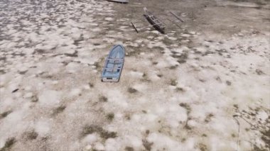 Bu stok videosu 8K çözünürlükte Tanzanya, Zanzibar açıklarındaki okyanusta alçak gelgitin havadan görüntüsünü gösteriyor.