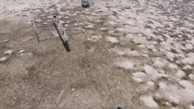 Bu stok videosu 8K çözünürlükte Tanzanya, Zanzibar açıklarındaki okyanusta alçak gelgitin havadan görüntüsünü gösteriyor.