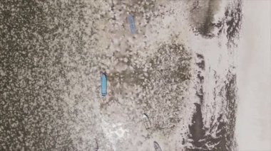 Bu stok videosu 8K çözünürlükte Tanzanya, Zanzibar açıklarındaki okyanusta alçak gelgitin havadan görüntüsünü gösteriyor.