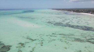 Bu stok videosu 8K çözünürlükte Tanzanya, Zanzibar açıklarındaki okyanusta alçak gelgitin havadan görüntüsünü gösteriyor.