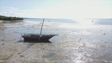 Bu stok videosu 8K çözünürlükte Tanzanya, Zanzibar açıklarındaki okyanusta alçak gelgitin havadan görüntüsünü gösteriyor.