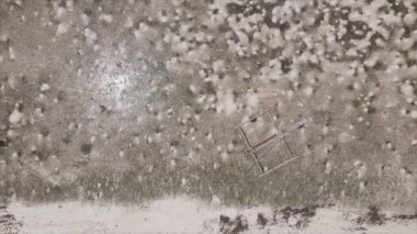 Bu stok videosu 8K çözünürlükte Tanzanya, Zanzibar açıklarındaki okyanusta alçak gelgitin havadan görüntüsünü gösteriyor.