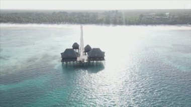 Bu stok video 8K çözünürlükte Tanzanya 'nın Zanzibar kıyısındaki deniz kenarındaki bir evin havadan görüntüsünü gösteriyor.