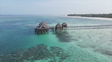Bu stok video 8K çözünürlükte Tanzanya 'nın Zanzibar kıyısındaki deniz kenarındaki bir evin havadan görüntüsünü gösteriyor.