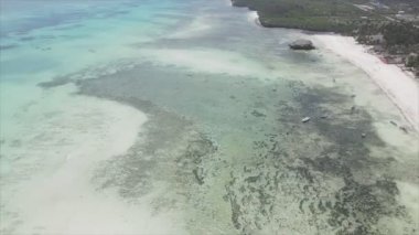 Bu stok video 8K çözünürlükte Tanzanya 'nın Zanzibar kıyısındaki deniz kenarındaki bir evin havadan görüntüsünü gösteriyor.