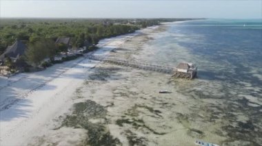 Bu stok video 8K çözünürlükte Tanzanya 'nın Zanzibar kıyısındaki deniz kenarındaki bir evin havadan görüntüsünü gösteriyor.