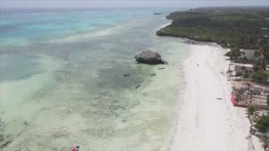 Bu stok video 8K çözünürlükte Tanzanya 'nın Zanzibar kıyısındaki deniz kenarındaki bir evin havadan görüntüsünü gösteriyor.